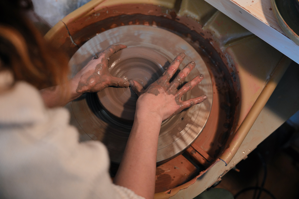 L'atelier Suzant Ceramics Céramiste à Toulon, au Revest-les-Eaux travaille la terre
