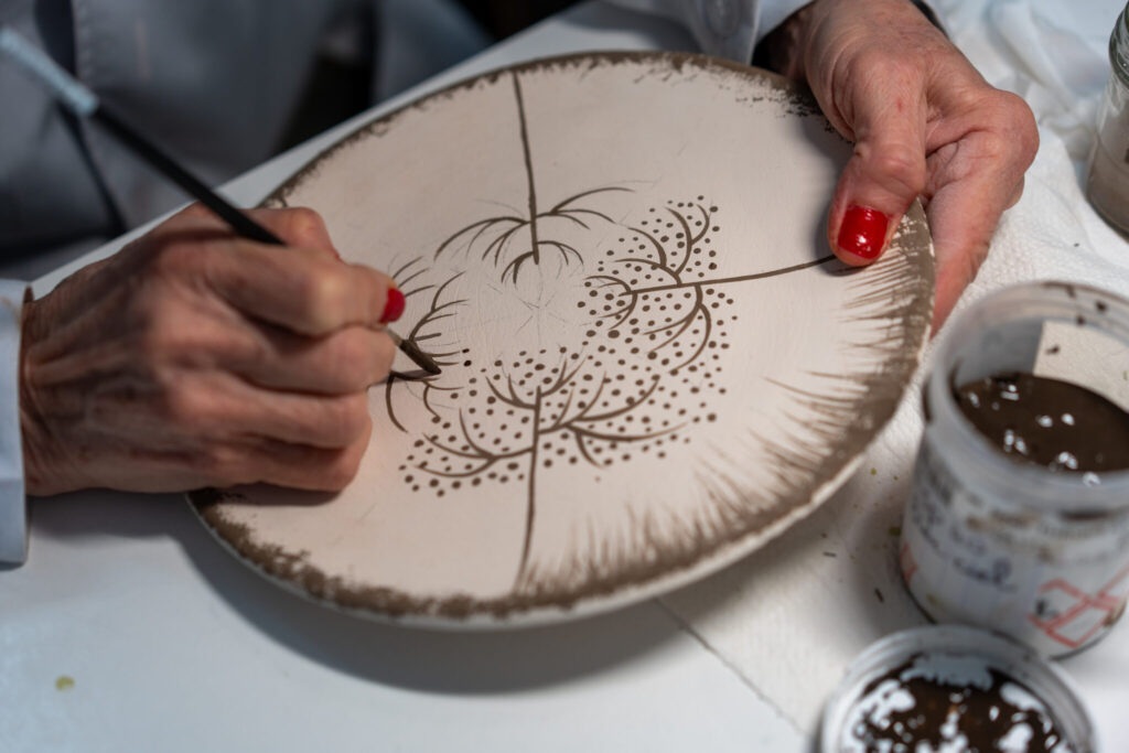 Peintre sur céramique, artisanat d'art